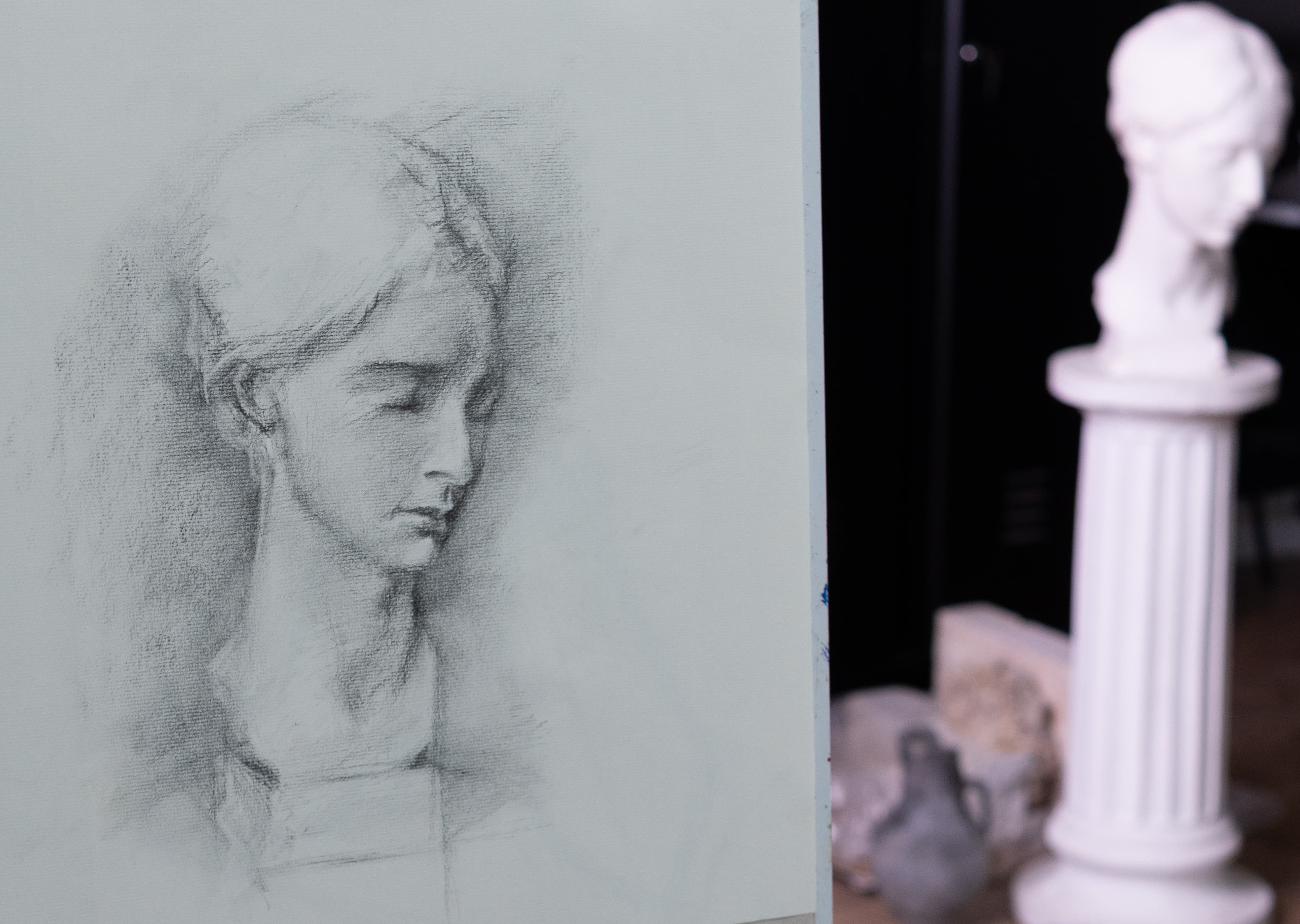 רישום קלאסי של תלמידה בקורס אמנות לנוער